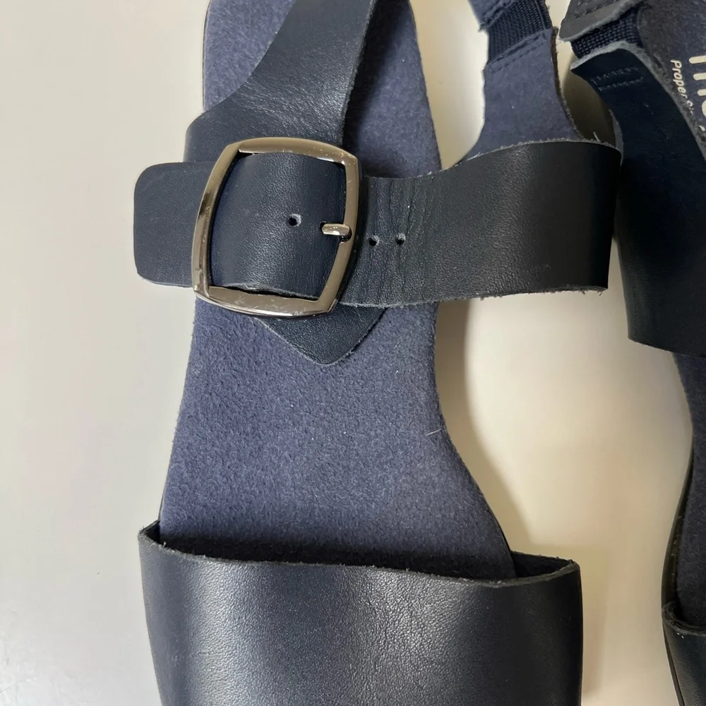 Munro Perfect Fit Cleo Navy‎ Blue Sandals with Buckle Ankle Strap